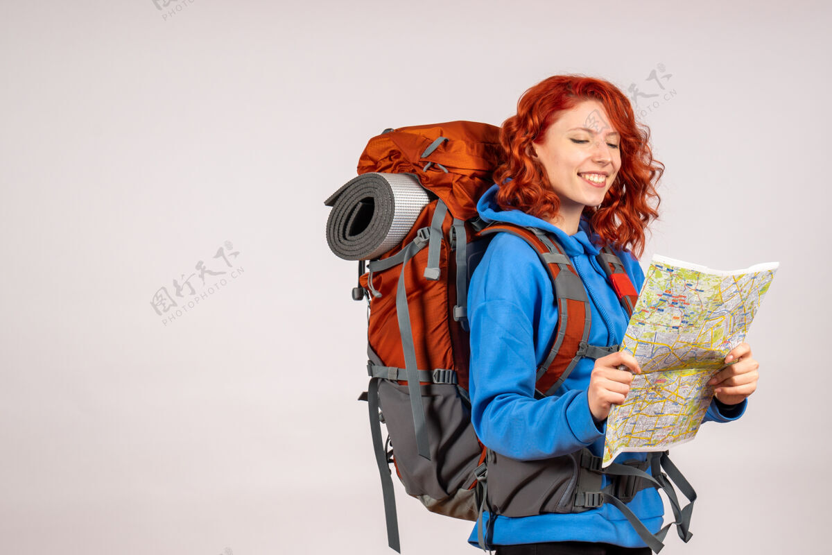 旅行女游客带着背包和地图去山里旅游快乐人女游客