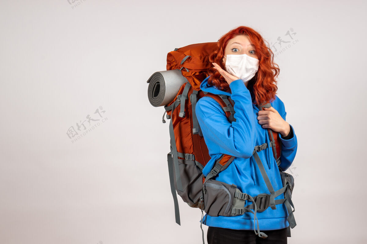 年轻女游客背着背包上山旅游乐趣颜色快乐