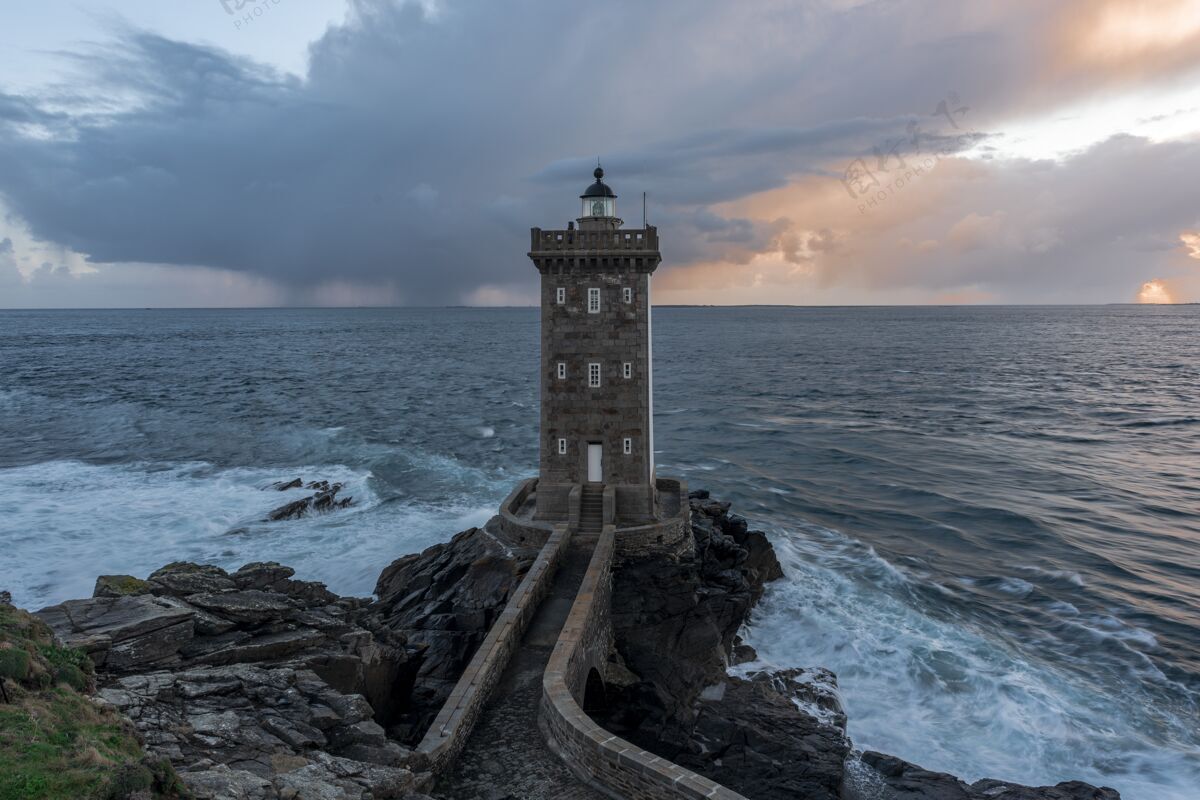 警告在多云的天空下 美丽的灯塔矗立在海边 令人叹为观止旅游自然海