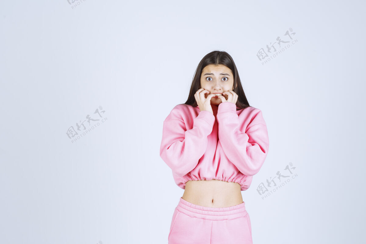 成人穿着粉色睡衣的女孩看起来又害怕又害怕姿势女人压力