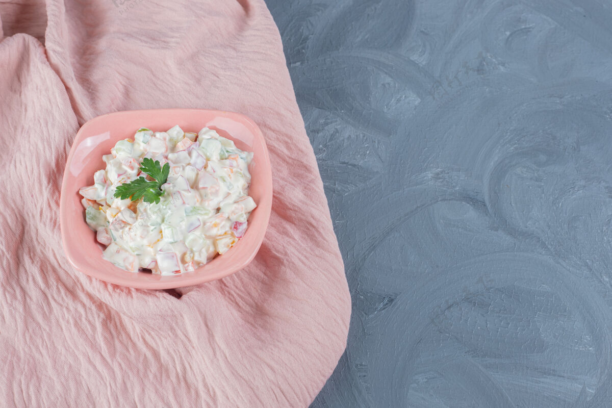 美味粉色桌布下一碗奥利弗色拉大理石背景美味装饰沙拉