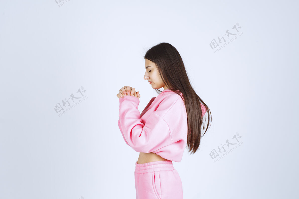 人穿着粉色睡衣的女孩双手合十祈祷愿望成人装备