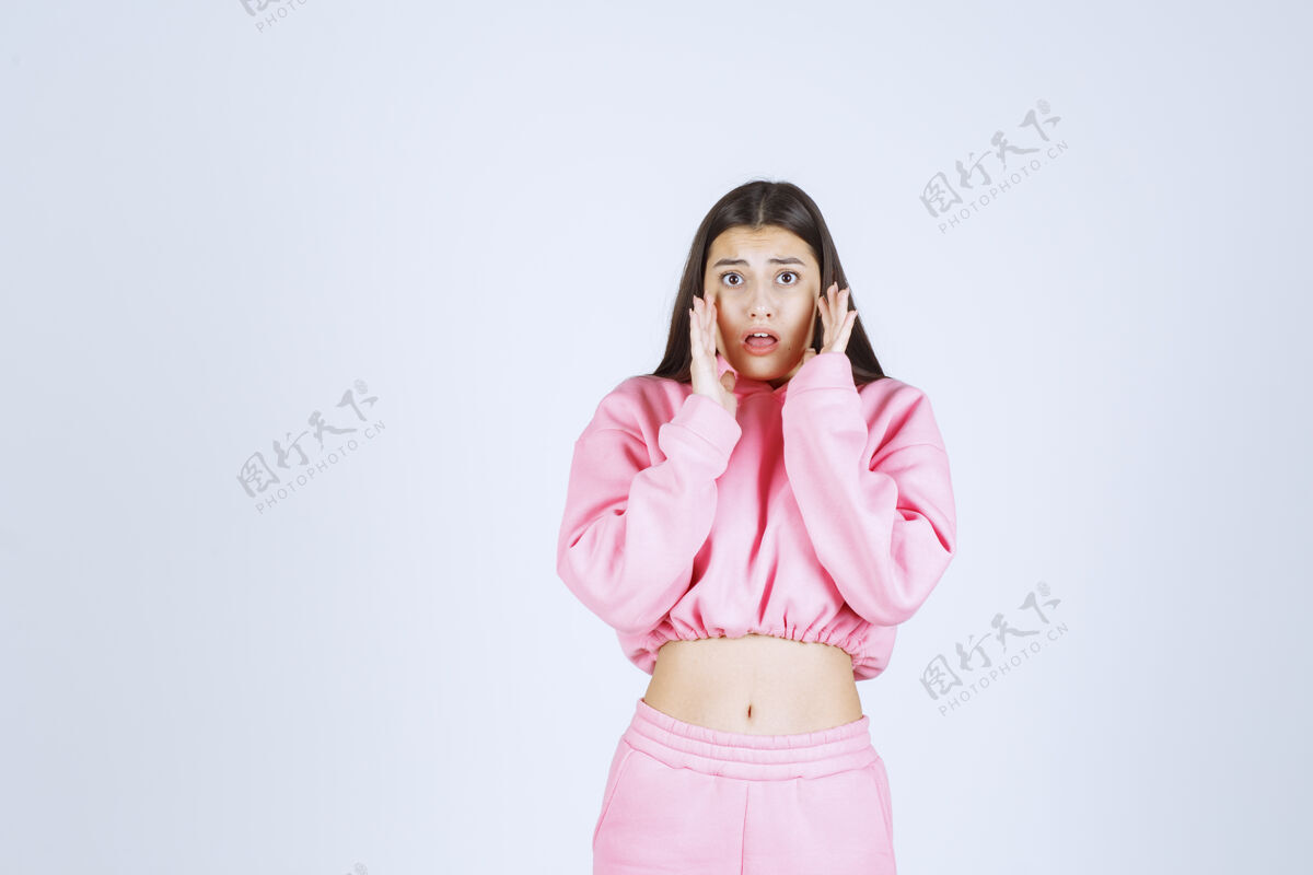 害怕穿着粉色睡衣的女孩看起来又害怕又害怕压力紧张女性