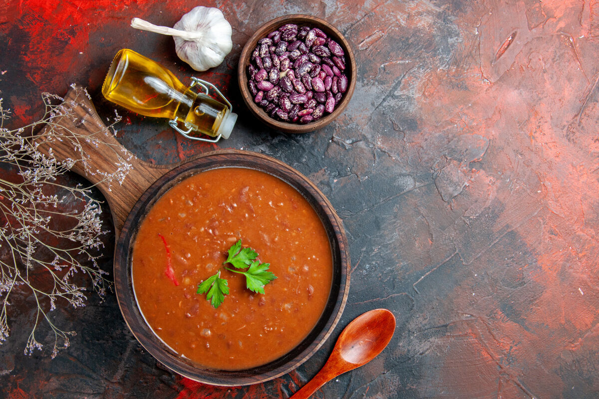 汤碗上图：混合色桌子上棕色砧板上的番茄汤餐厅西红柿汤盘子