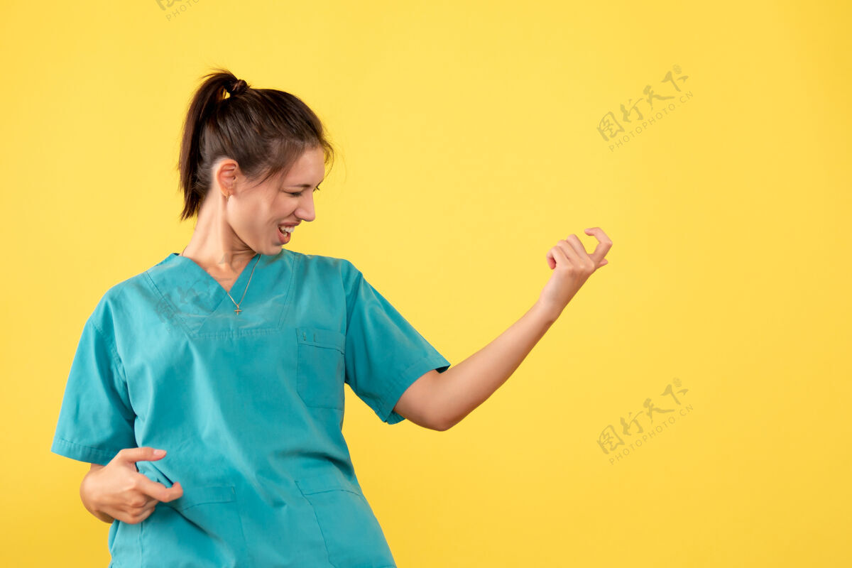 医疗前视图黄色背景上穿着医用衬衫的女医生微笑病毒视图
