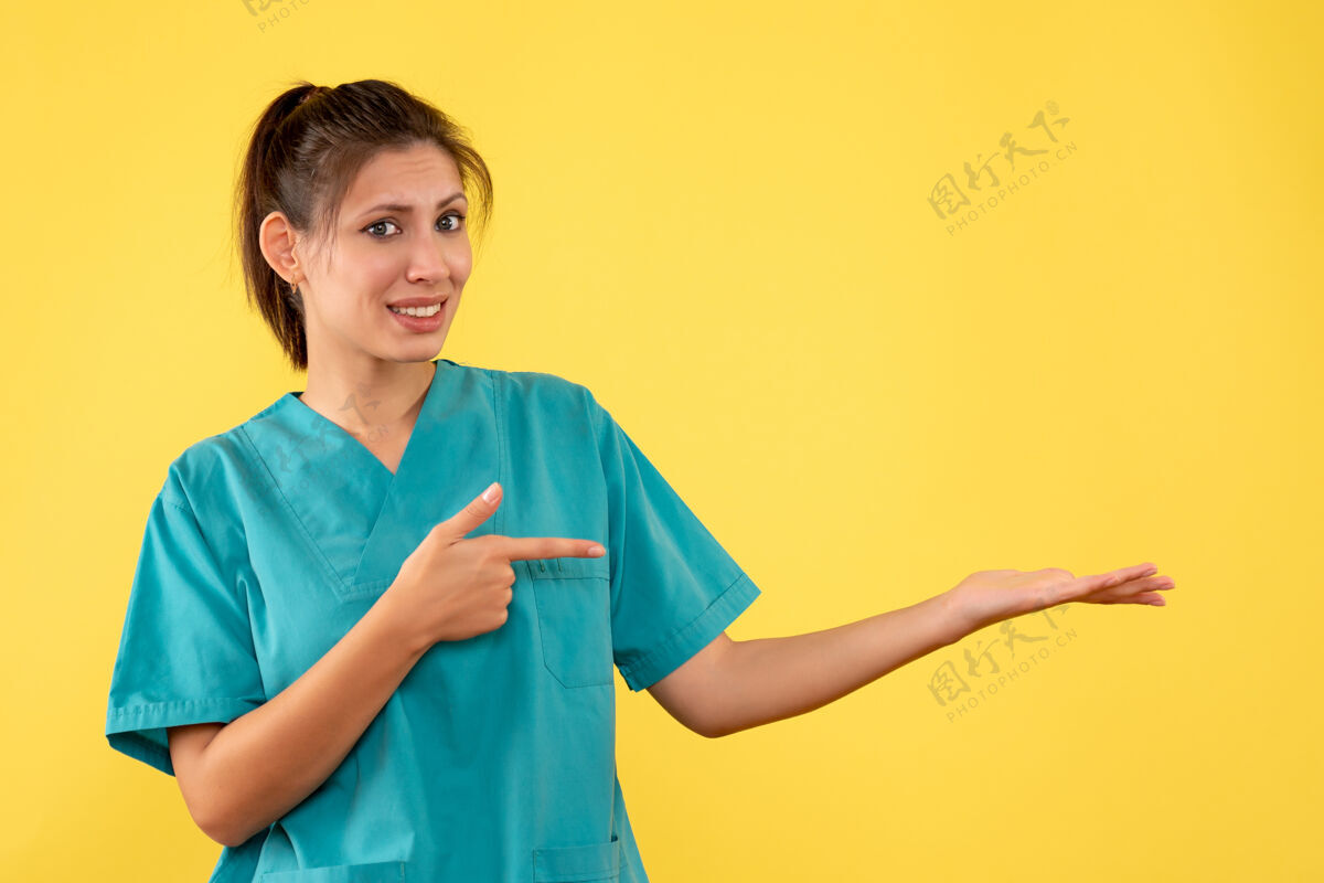 一前视图黄色背景上穿着医用衬衫的女医生肖像病毒视图