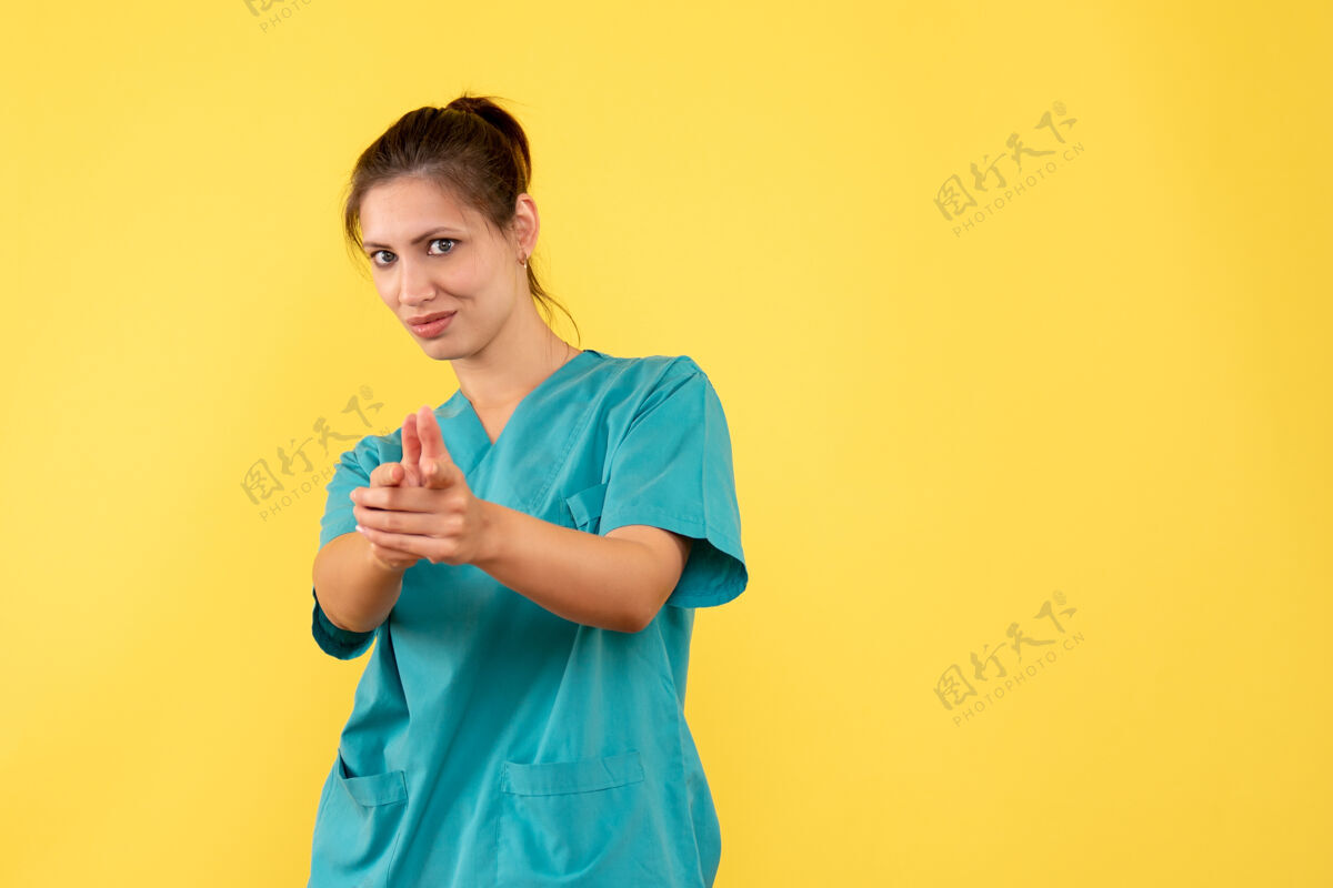 衬衫前视图黄色背景上穿着医用衬衫的女医生前面女医生肖像