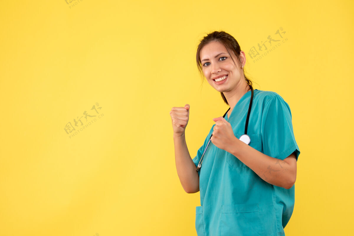 观点正面图黄色背景上拳击台上穿着医用衬衫的女医生黄色女医生病毒