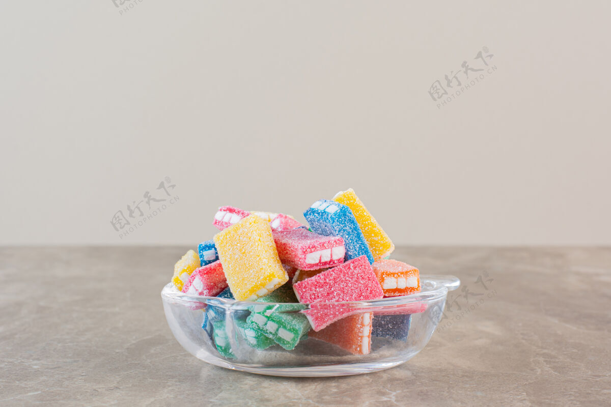 待遇把自制的彩色糖果放在灰色的碗里糖果堆栈气氛