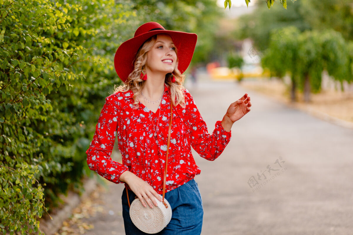 装束美丽迷人的时尚金发微笑的女人在稻草红帽子和衬衫夏季时尚服装配饰白色女士