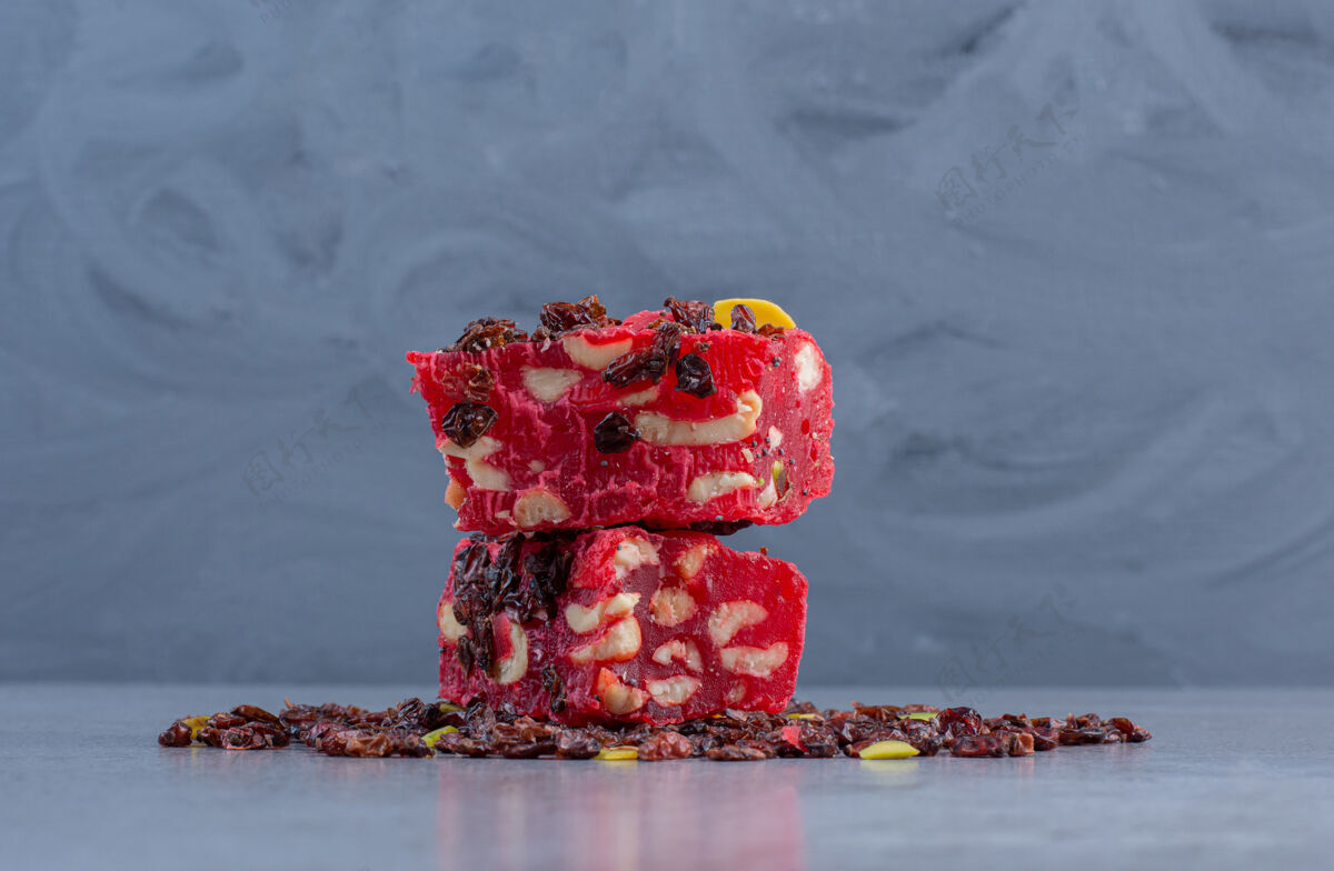 堆叠一小堆土耳其美食和葡萄干放在大理石背景上颜色美味葡萄干