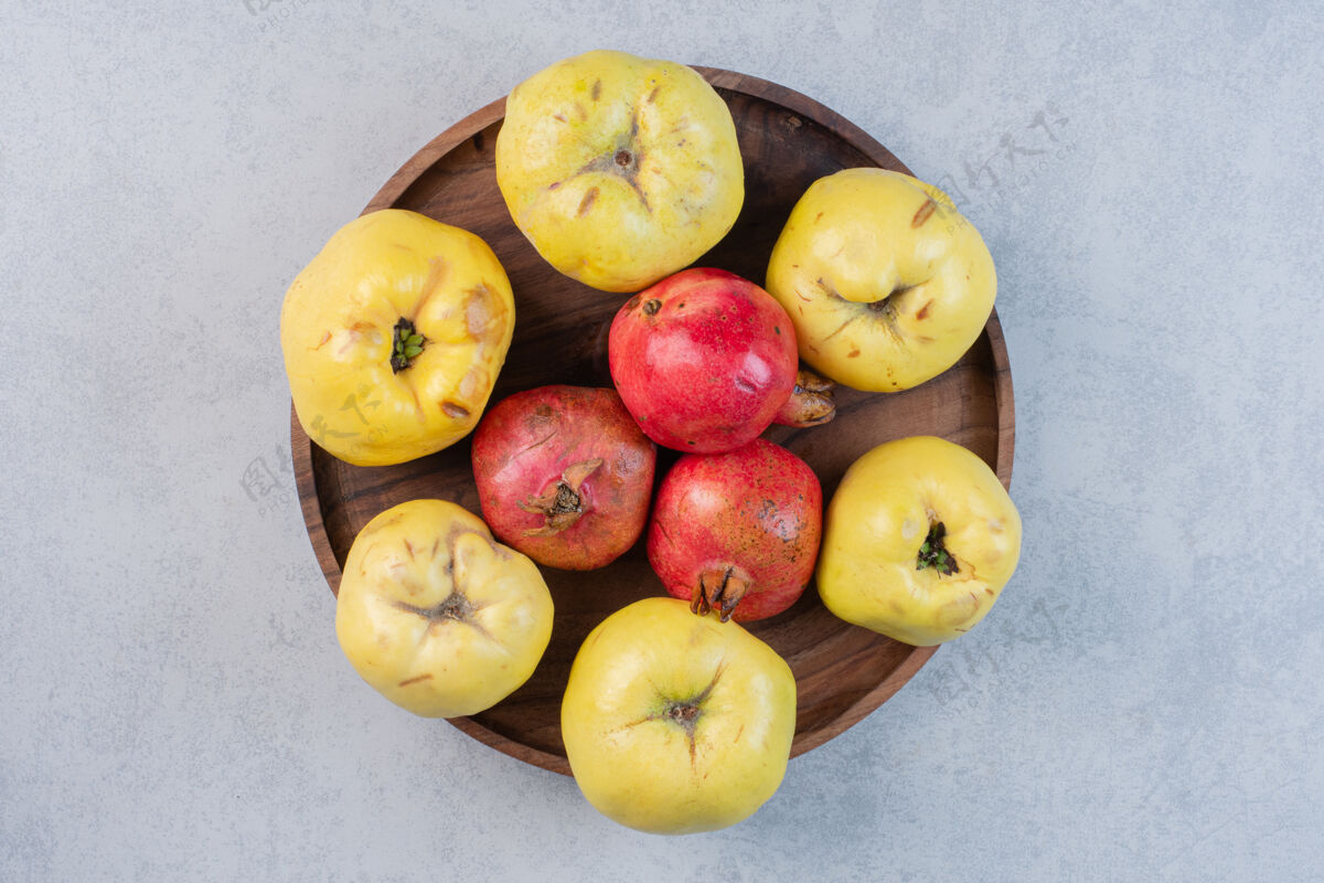 新鲜新鲜有机的苹果木瓜和石榴在木板上水果健康美味