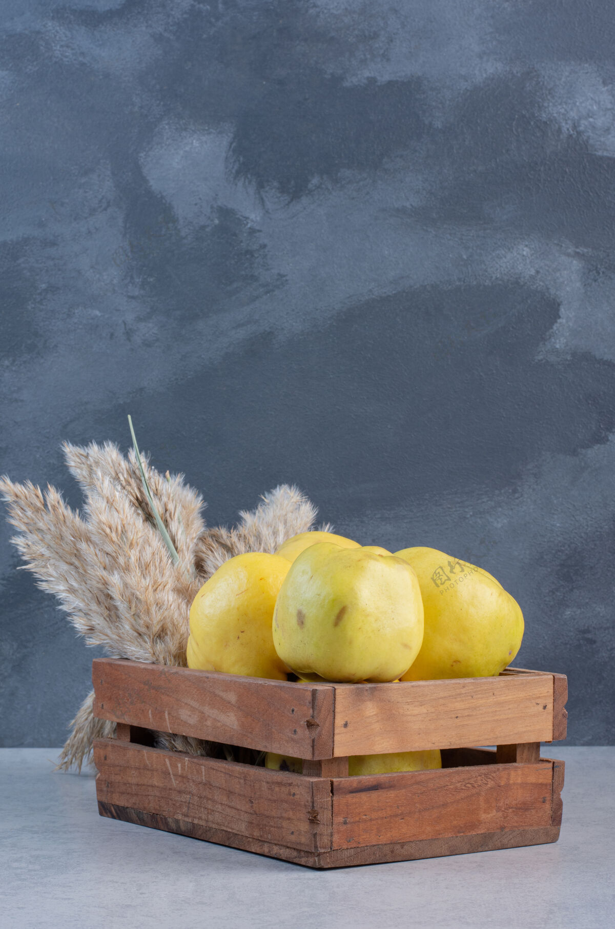 天然木篮里苹果木瓜的特写照片特写水果餐桌