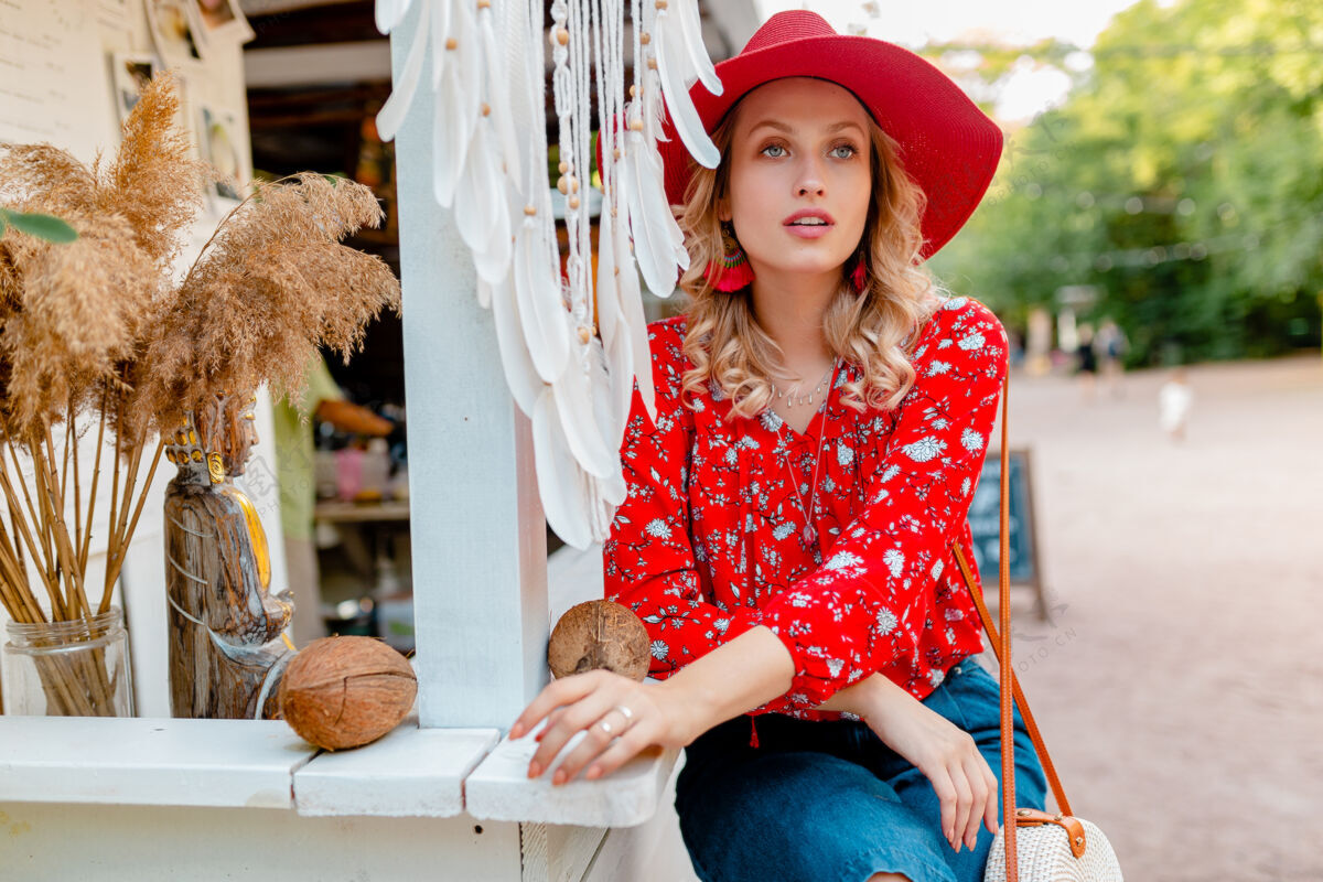 魅力迷人的时尚金发微笑的女人在草编红帽子和衬衫夏季时尚装咖啡厅帽子明亮女孩