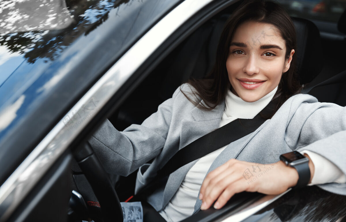 企业家成功的女商人开车上班 系着安全带和正装一紧固件都市