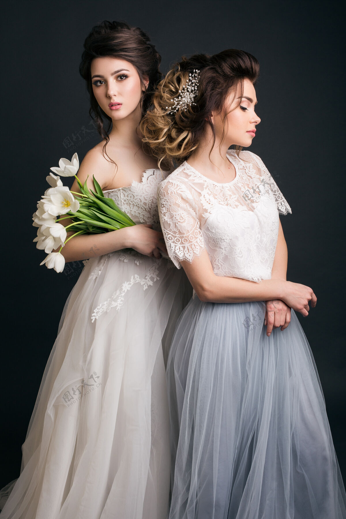 快乐两个穿着婚纱的年轻漂亮时髦的女人模特时尚脸