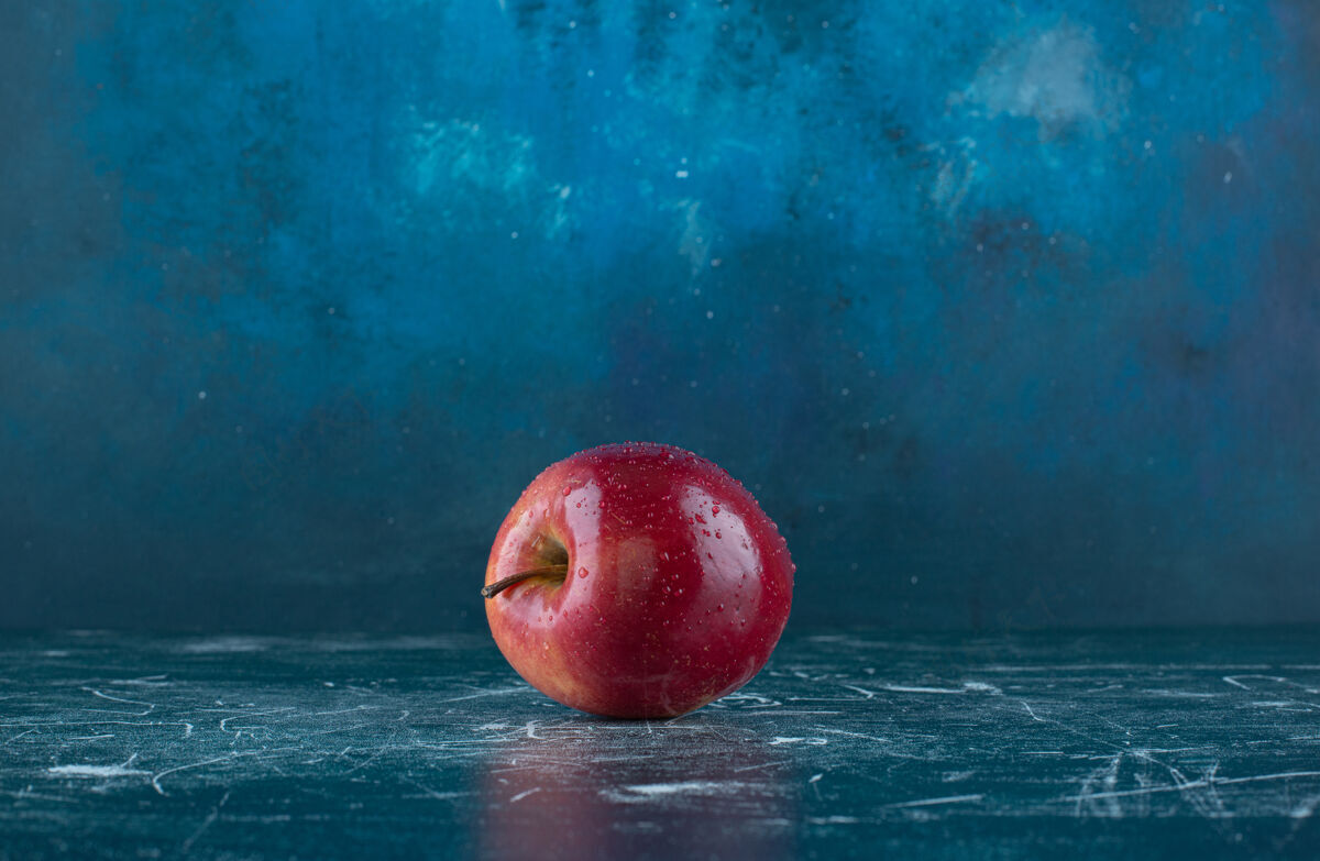 有机大理石桌上放着新鲜的红苹果苹果农业盘子