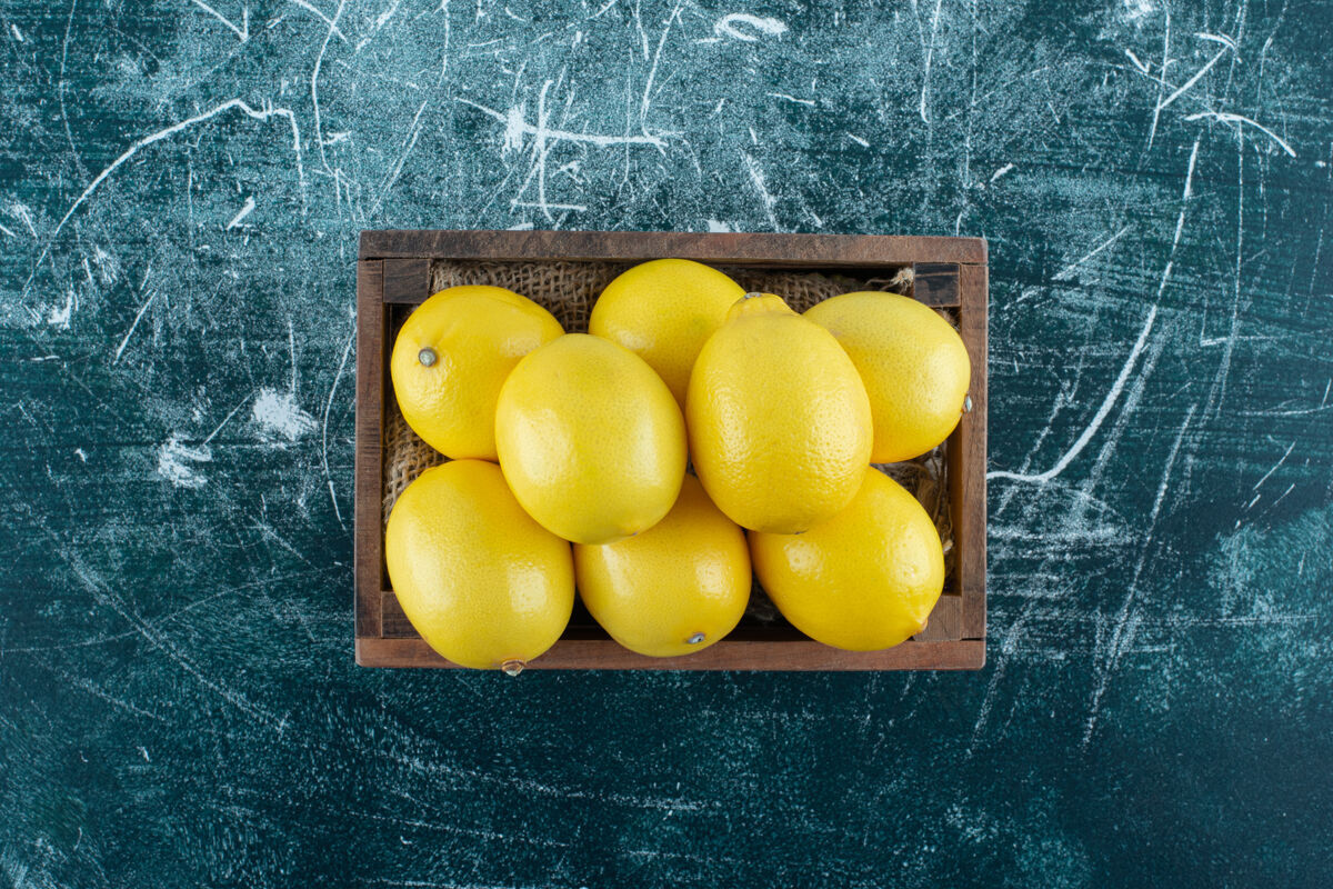 酸的酸黄柠檬装在木箱里全部有机新鲜