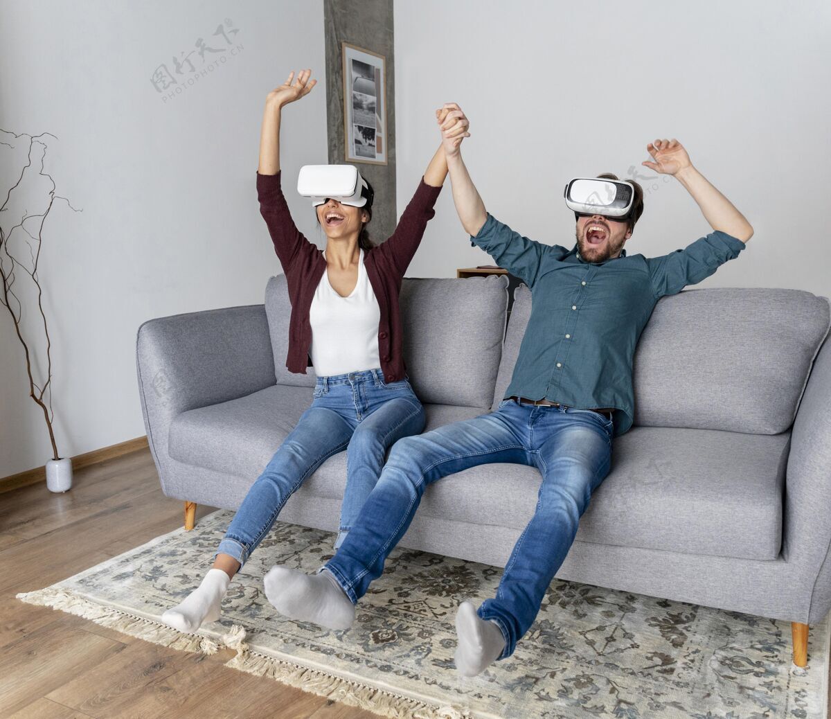 家庭男人和女人在家里玩虚拟现实耳机娱乐虚拟现实眼镜增强现实