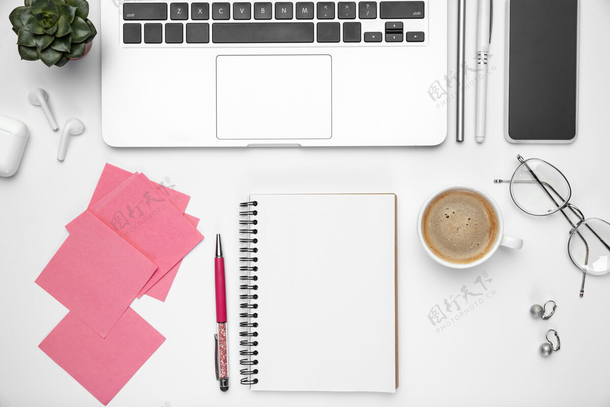 笔记本平面布局 模型女性家庭办公室工作区 文案空间平面键盘请柬