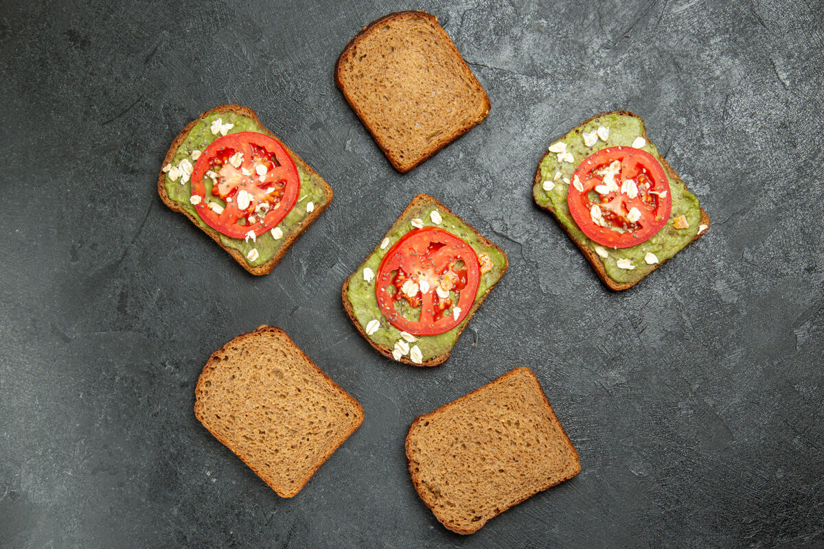 三明治顶视图美味的三明治与wassabi和红色西红柿的灰色背景餐汉堡三明治零食面包视图面包西红柿