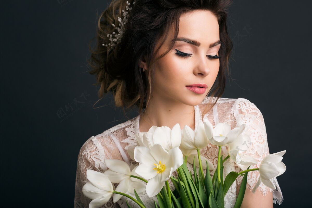 模特穿着婚纱的年轻漂亮时髦的女人人礼服化妆