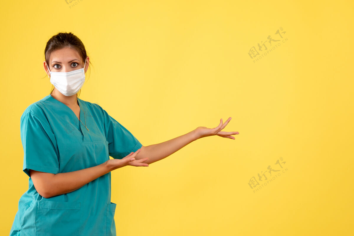 医疗正面图黄色背景上穿着医用衬衫和无菌口罩的女医生健康正面一