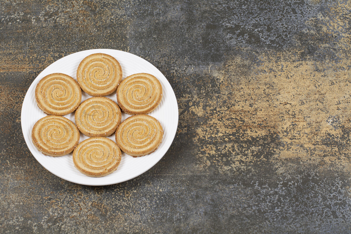 点心一堆美味的饼干放在白色盘子里面包房甜点种子