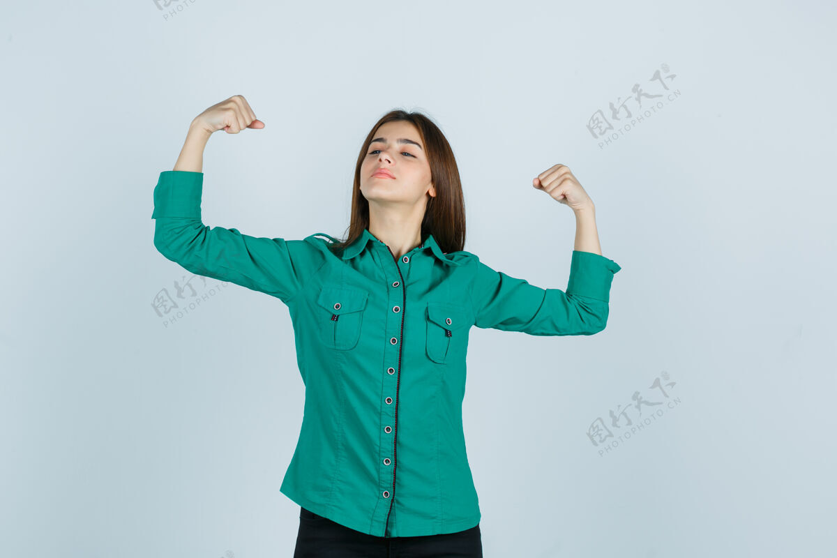 女性身穿绿色上衣 黑色裤子的年轻女孩 展现了赢家的姿态 看上去很幸运 正面视图成功积极裤子