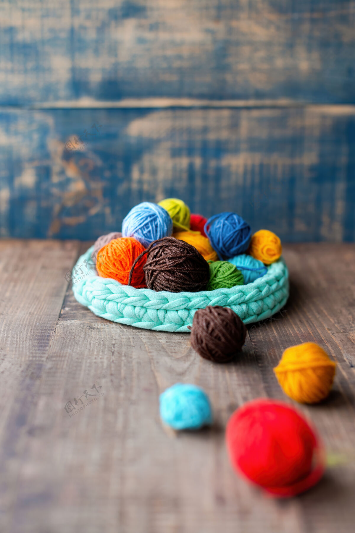 球针织沙发里和附近的五彩缤纷的纱线球五颜六色缠结编织