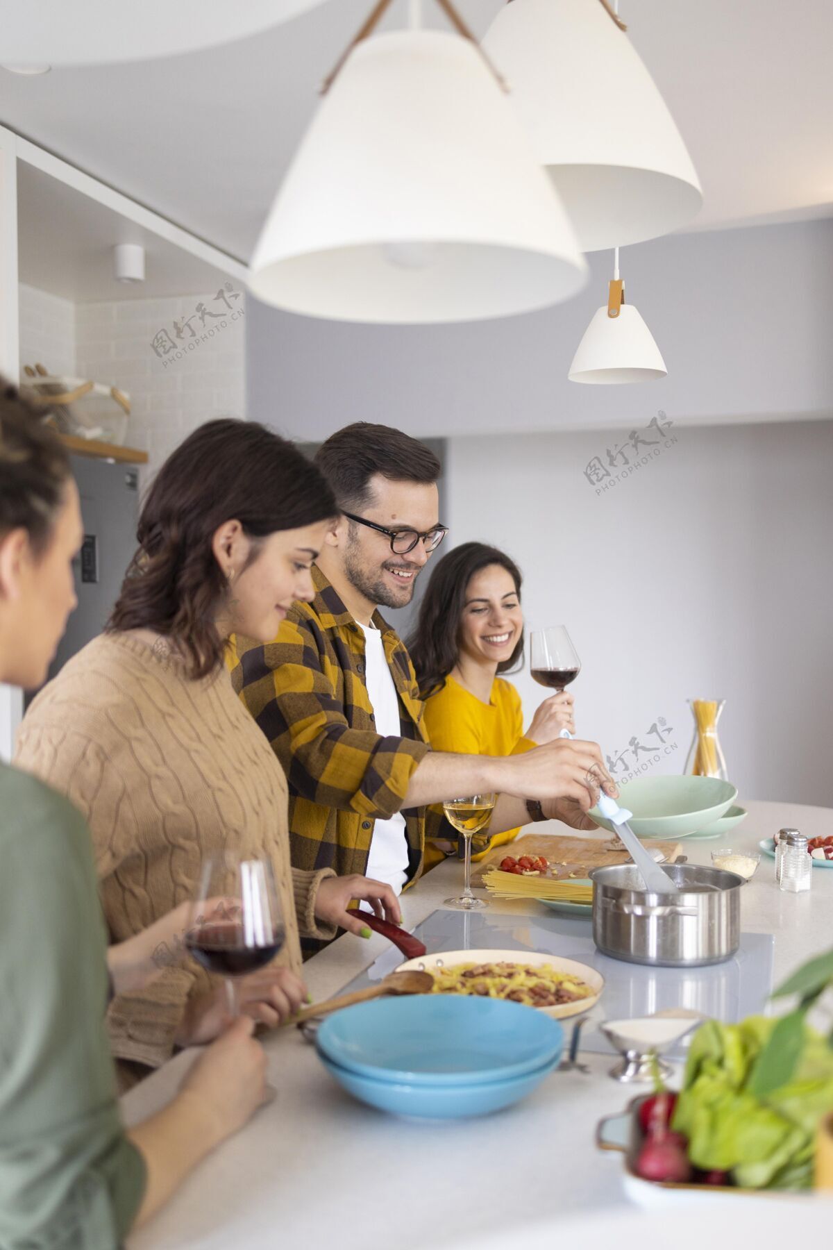 配料一群朋友在厨房做饭面食快乐一起