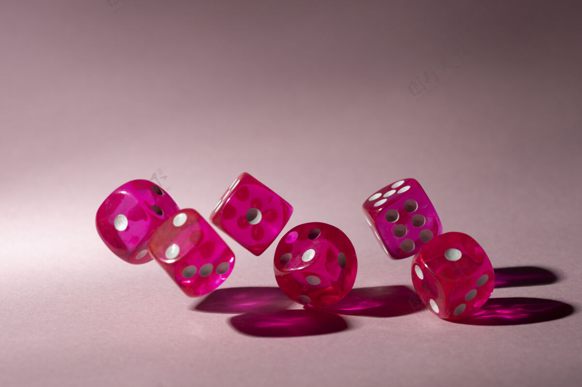 机会粉色背景上的粉色骰子骰子游戏赌博