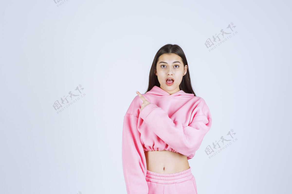 晋升穿粉红色睡衣的女孩看起来既害怕又害怕聪明成人人类
