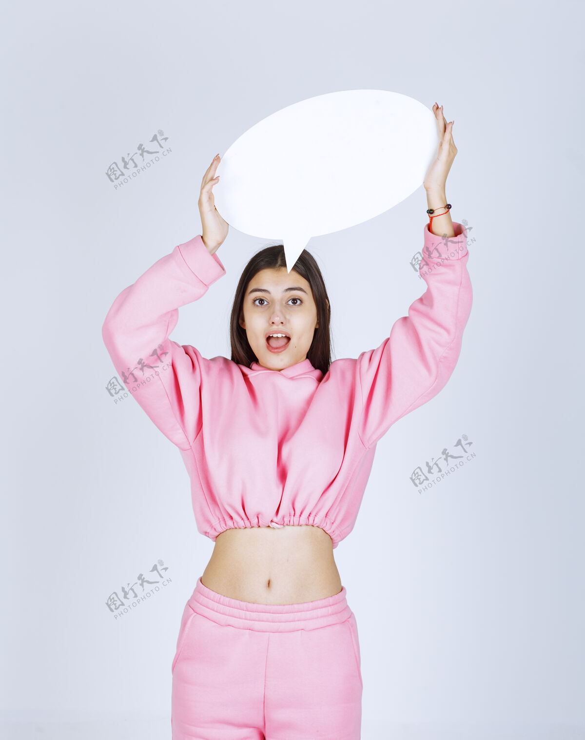 模特穿着粉红色睡衣的女孩头上举着一个圆形的思考板照片聪明人类