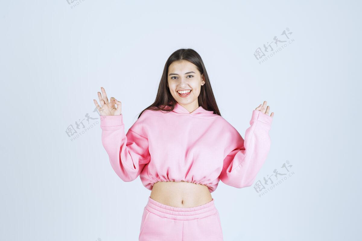 模特穿着粉色睡衣的女孩微笑着享受着什么协议喜欢人类