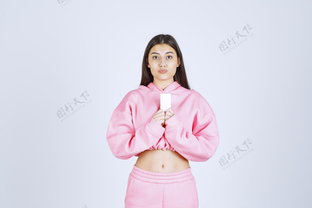 职位穿着粉色睡衣的女孩拿着名片向她的商业伙伴介绍自己晋升人类人体模特