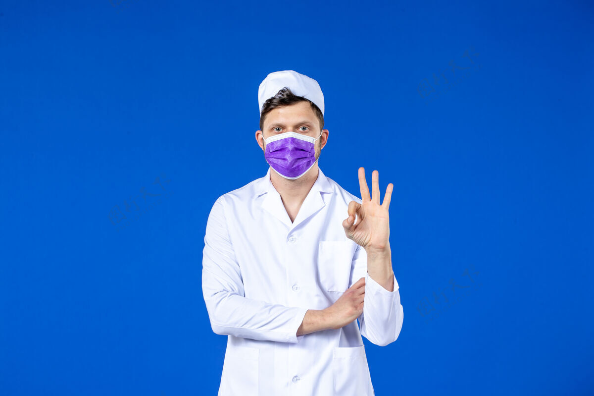 疫苗身穿医疗服 蓝色面罩的男医生正面图西装男医生药品