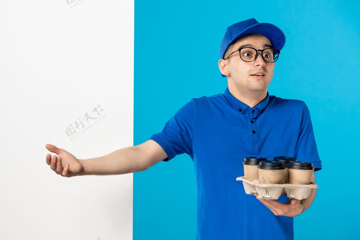 服务蓝色咖啡色男信使正面图伙计咖啡制服
