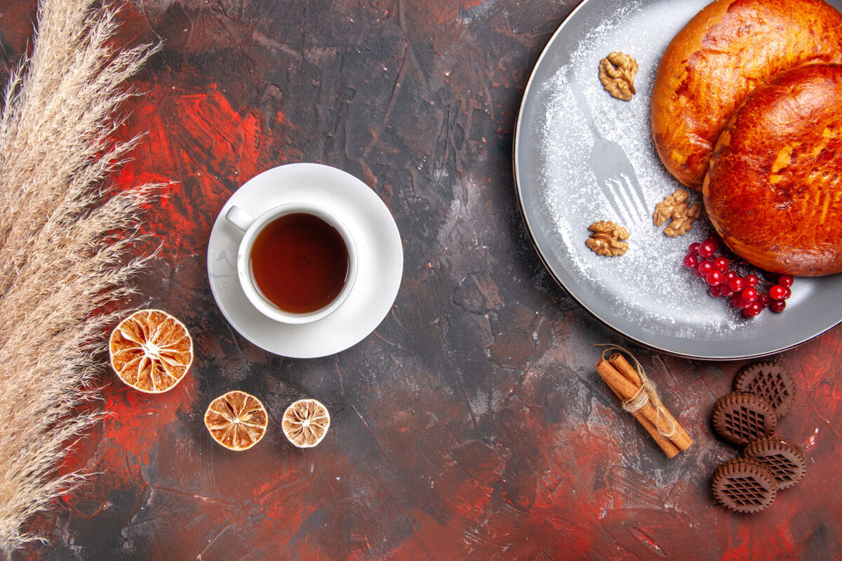 香料红色浆果切片的美味馅饼俯视图美食晚餐茶