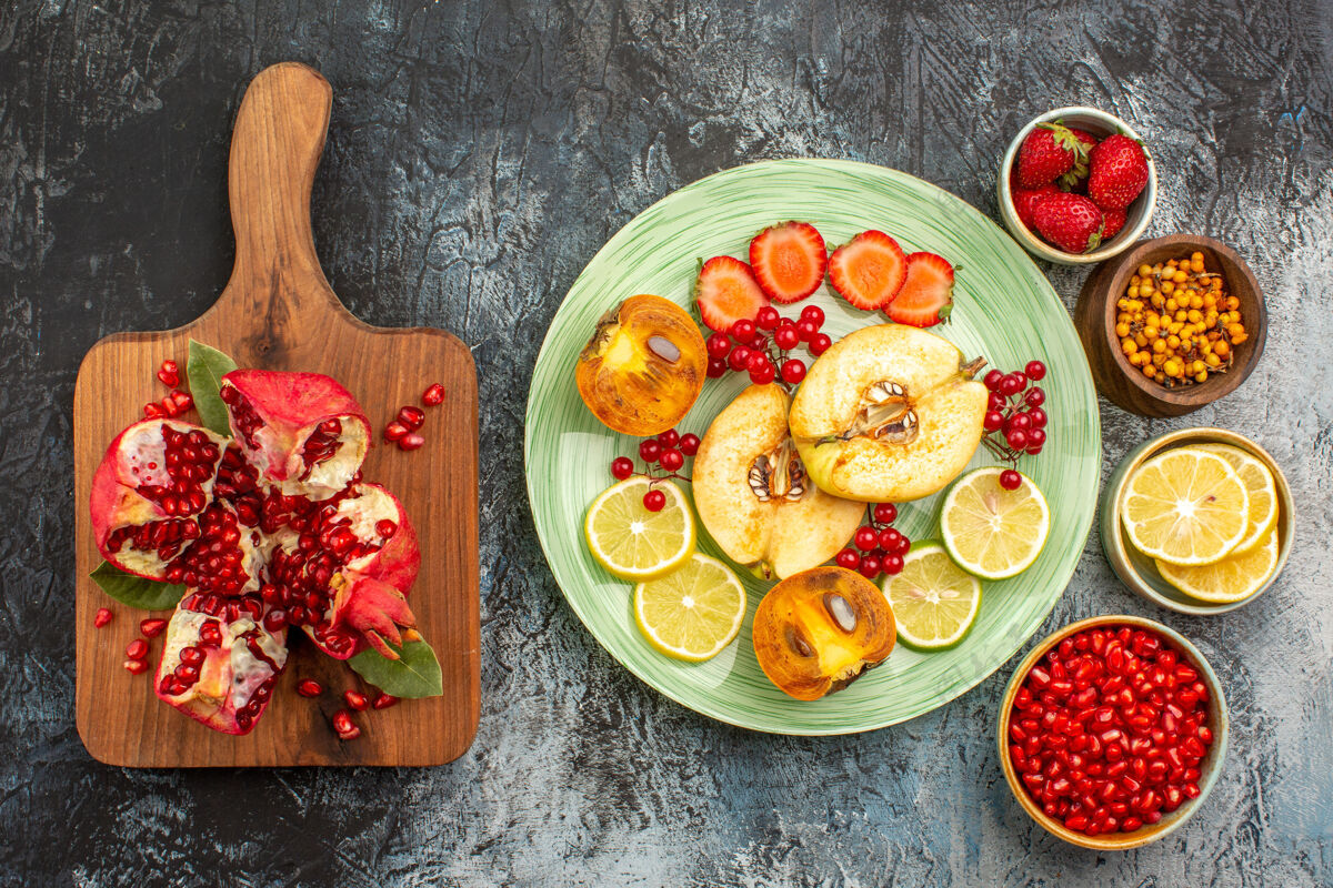 新鲜醇厚的水果 木瓜 柠檬和其他水果的俯视图柠檬晚餐盘子