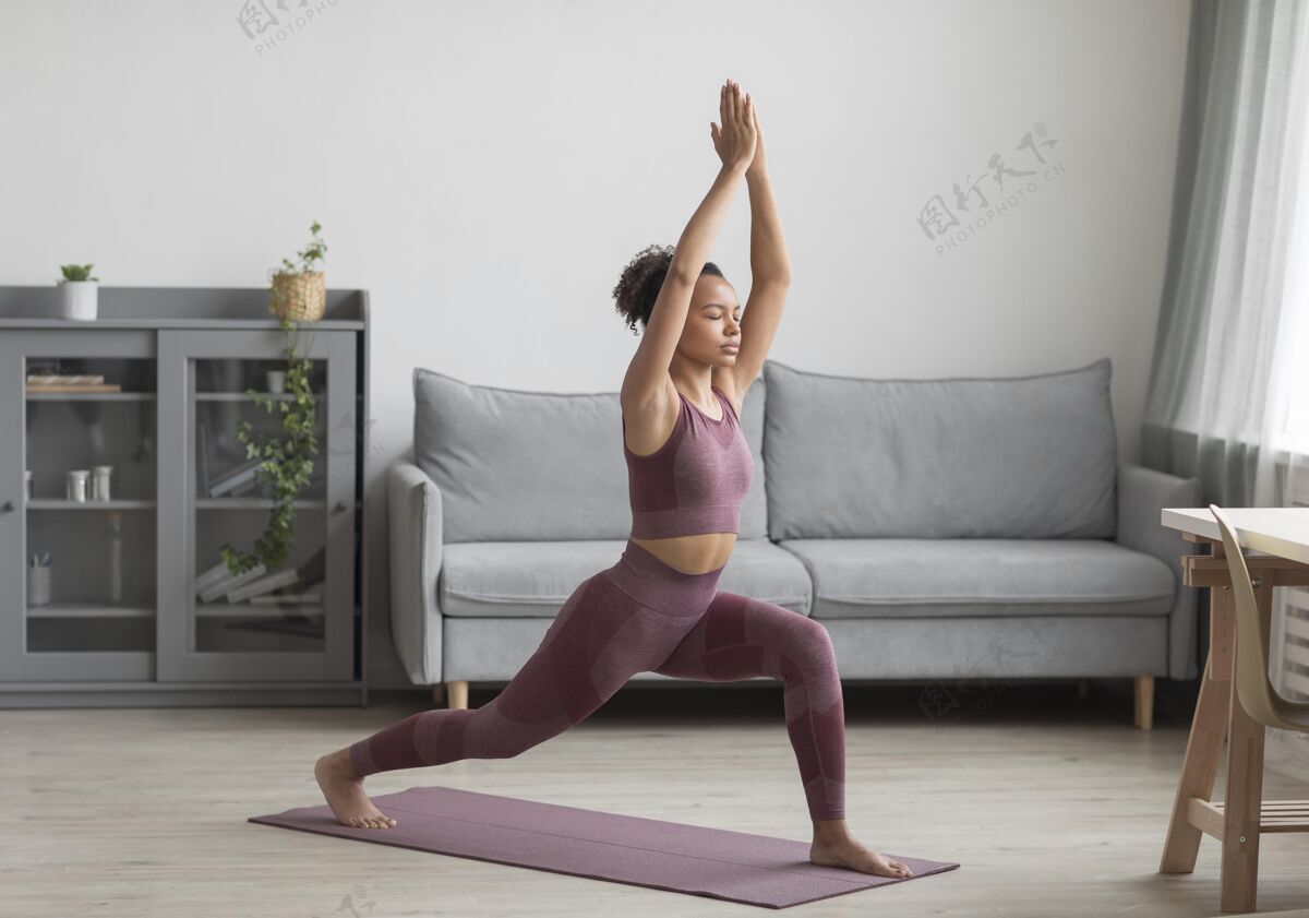 心灵健身女士在家里用瑜伽垫做瑜伽人体锻炼身体
