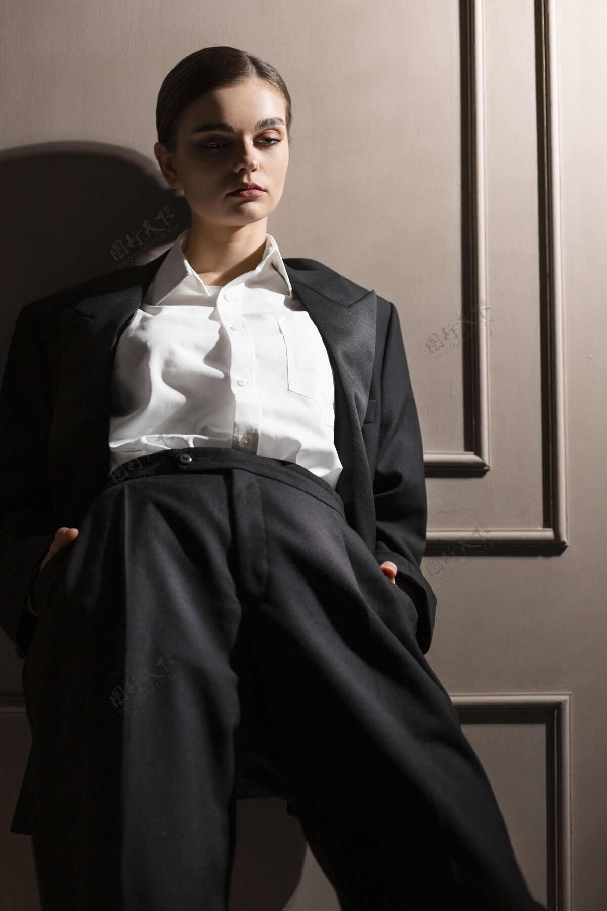 美丽优雅的女模特穿着夹克在工作室摆姿势新的女性概念时尚模特领带