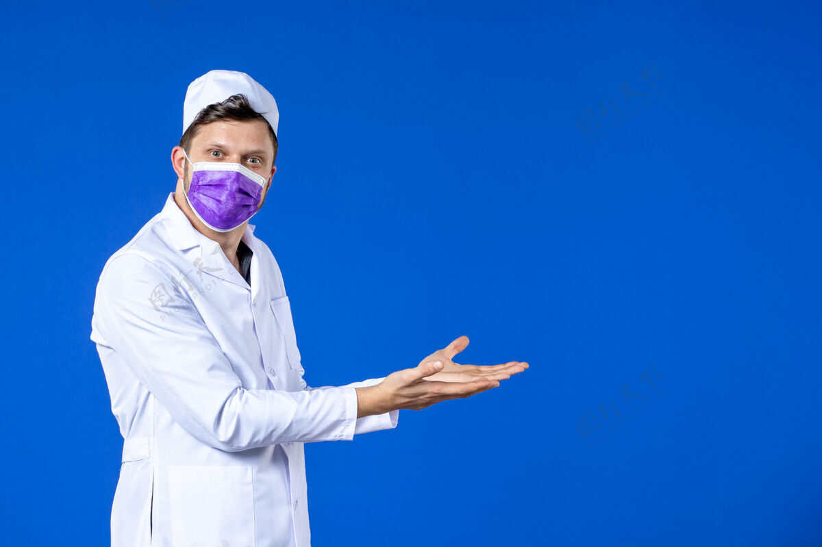 药品身穿医疗服 蓝色面罩的男医生正面图套装病毒治疗