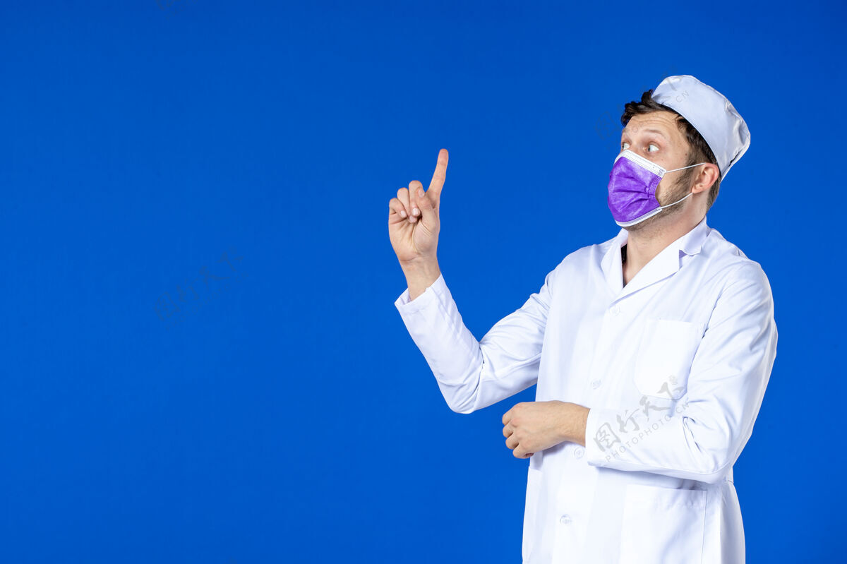 药品身穿医疗服 戴着紫色面罩的男医生正对着蓝色的路边的人说话男医生实验服医院