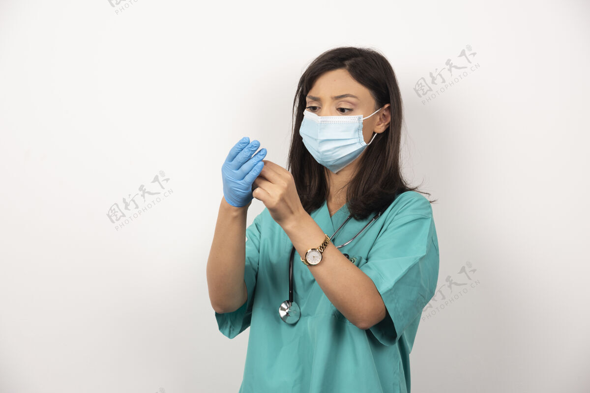 医疗戴着医用口罩的女医生戴着白底手套制服女性穿戴
