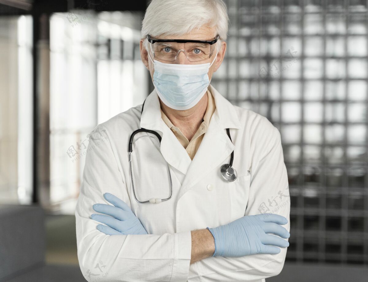 男人带医用面罩的男医生肖像健康医学面膜