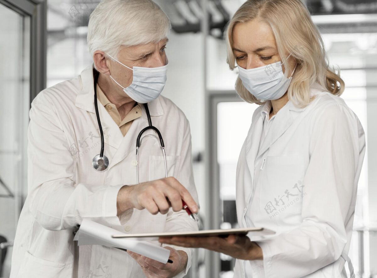 实验室戴着医用口罩的医生在说话保健女人实验室