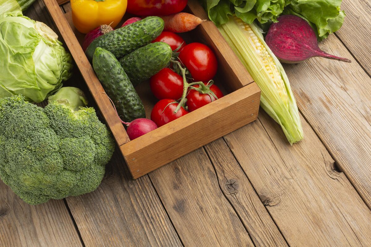 新鲜木桌上的高角度蔬菜水平蔬菜复制空间