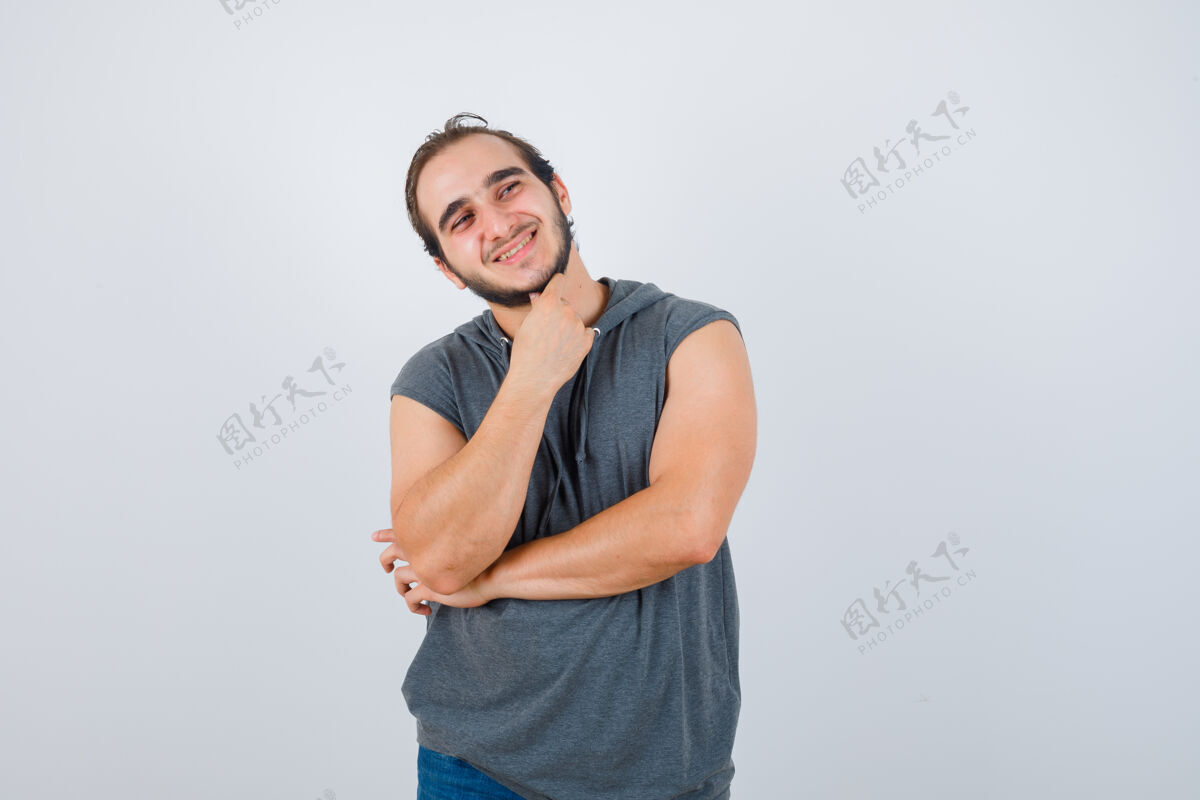 商务年轻健康男性的肖像站在思考的姿势在无袖连帽衫 并期待愉快的前视图自行车游戏思考