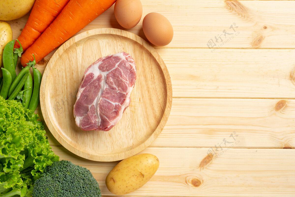 肉健康新鲜的宠物食品配料在黑暗的表面蛋白质膳食猪肉